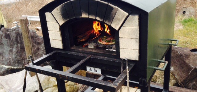 ピザを焼いてみました。 ピザを焼いてみました。